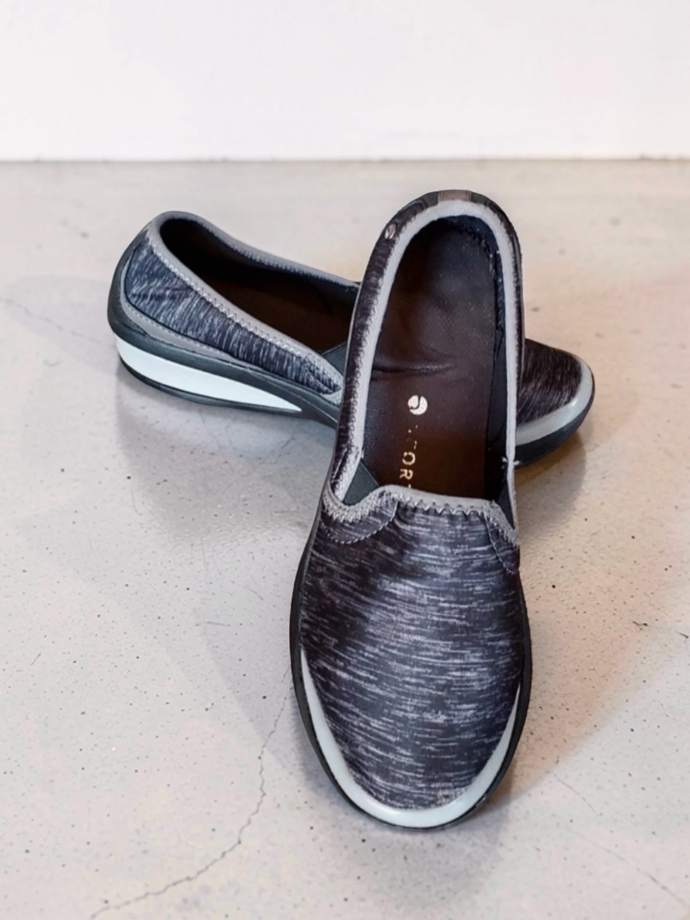 Womens Slip-On Comfort Sneaker Shoes Sz 9